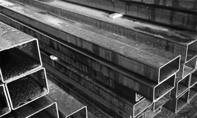 <font style='color:red'>华岐</font>方矩管打砂处理